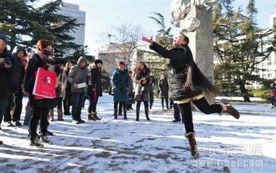 艺考生雪地起舞