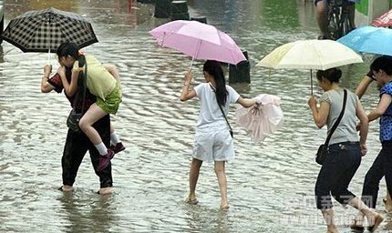 上海暴雨积水至膝盖 教委称不算学生迟到