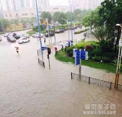 上海暴雨积水至膝盖 教委称不算学生迟到