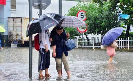上海暴雨积水至膝盖 教委称不算学生迟到