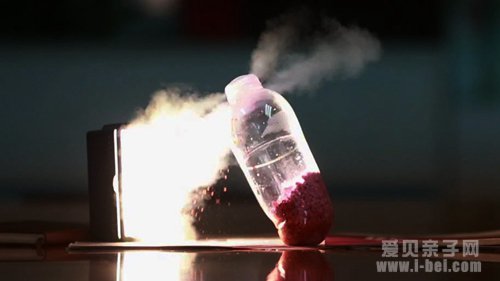干燥剂伤人?男孩将食品干燥剂扔进水杯 眼睛被炸瞎